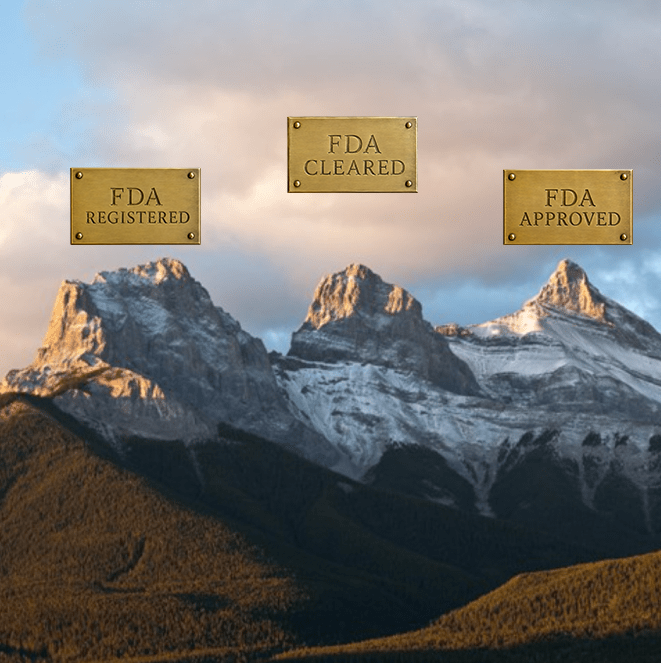 Une image montrant trois sommets étiquetés FDA Registered, FDA Cleared et FDA Approved